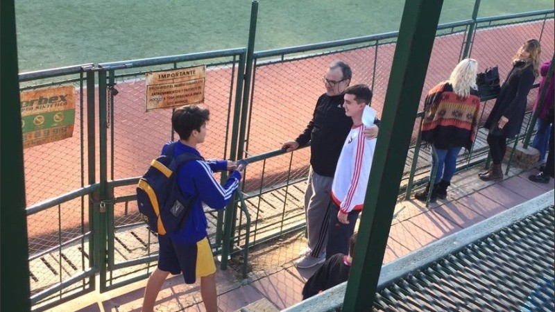 Bielsa fue a ver su hija en GER, se sacó fotos y tomó nota.