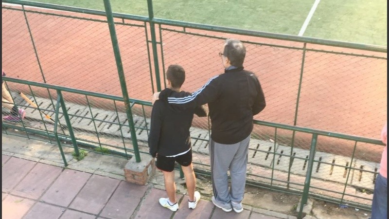 Bielsa fue a ver su hija en GER, se sacó fotos y tomó nota.