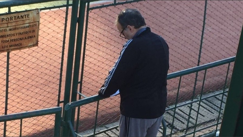 Bielsa fue a ver su hija en GER, se sacó fotos y tomó nota.