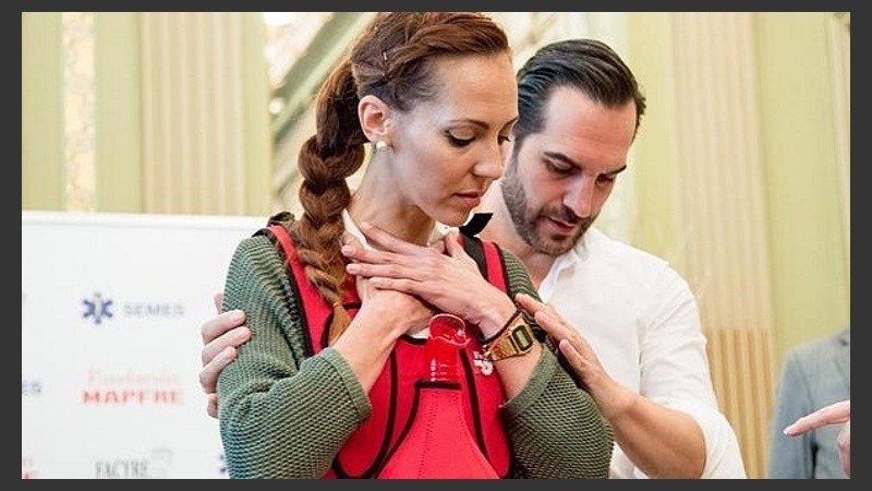 Llevarse las manos al cuello es un signo universal de atragantamiento.