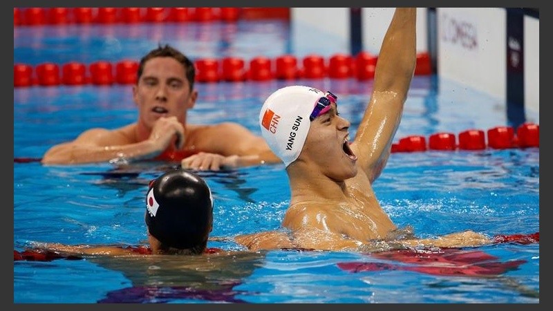 Sun Yang festeja. Pero ahora quedó bajo la lupa.