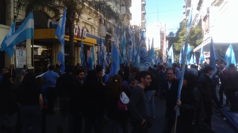 La concentración de los trabajadores frente a Coto este martes a la tarde.