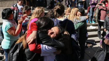 Los abrazos siguieron en la puerta de Tribunales tras el fallo.
