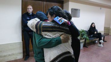Abrazos de familiares de Delgado a la salida de la lectura del fallo.