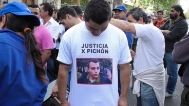 Un joven muestra una remera con una leyenda pidiendo justicia. (Rosario3.com)