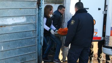 A media mañana la policía retiró el cuerpo hallado en la precaria vivienda.