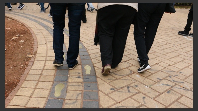 Pasos marcados en la plaza, uno de los homenajes a la ronda rosarina.