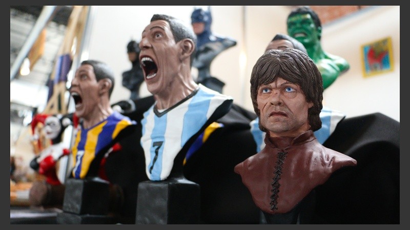Mezcla rara: Tyrion Lannister, personaje de Game Of Thrones, junto a figuras de Ángel Di María. (Alan Monzón/Rosario3.com)