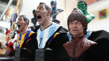 Mezcla rara: Tyrion Lannister, personaje de Game Of Thrones, junto a figuras de Ángel Di María. (Alan Monzón/Rosario3.com)