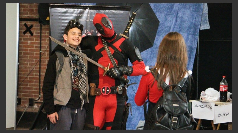 El personaje Deadpool en plena sesión de fotos con un fanático. (Alan Monzón/Rosario3.com)