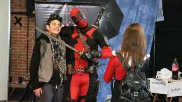 El personaje Deadpool en plena sesión de fotos con un fanático. (Alan Monzón/Rosario3.com)