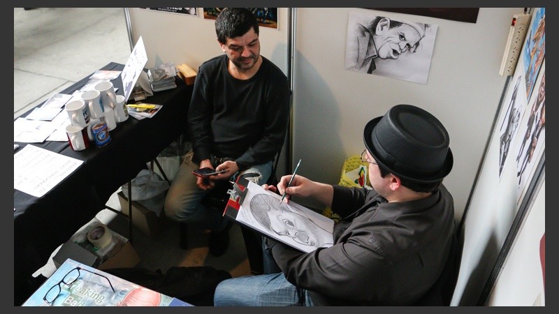 Un caricaturista retrata a un hombre en el primer día del evento. (Alan Monzón/Rosario3.com)