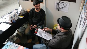 Un caricaturista retrata a un hombre en el primer día del evento. (Alan Monzón/Rosario3.com)