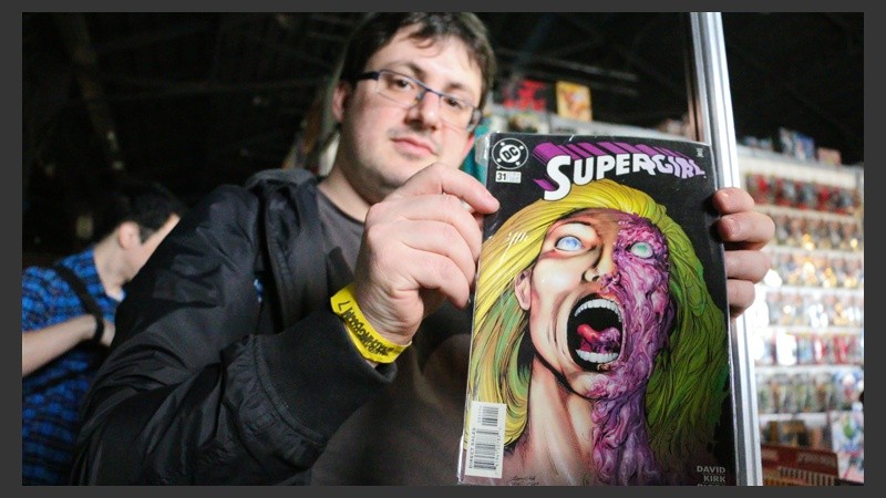 Me llevo este: un joven buscando material para leer. (Alan Monzón/Rosario3.com)