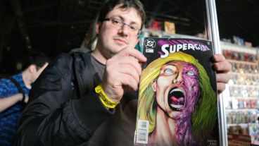 Me llevo este: un joven buscando material para leer. (Alan Monzón/Rosario3.com)