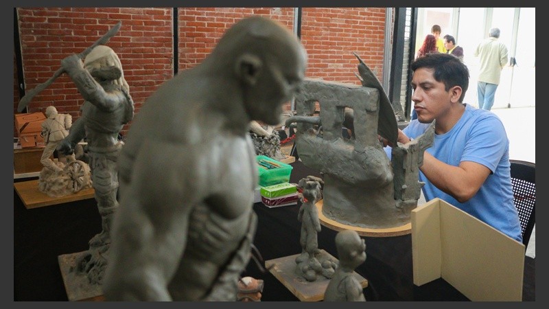 Taller de moldeado gratis en uno de los galpones. (Alan Monzón/Rosario3.com)
