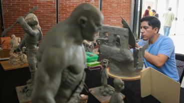 Taller de moldeado gratis en uno de los galpones. (Alan Monzón/Rosario3.com)