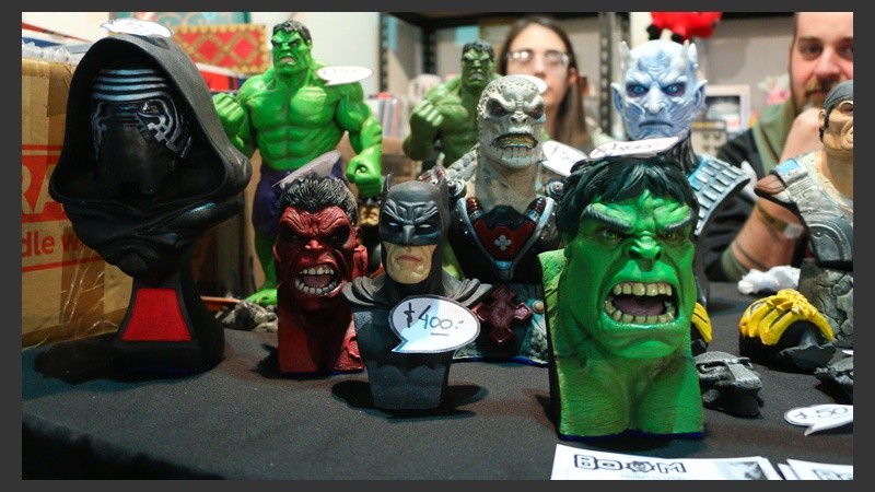 Muñecos de diversos colores para poder comprar. (Alan Monzón/Rosario3.com)