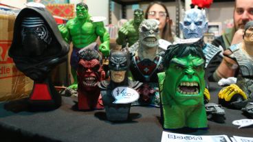 Muñecos de diversos colores para poder comprar. (Alan Monzón/Rosario3.com)