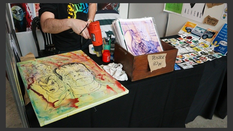 Secando un cuadro recién pintado. (Alan Monzón/Rosario3.com)