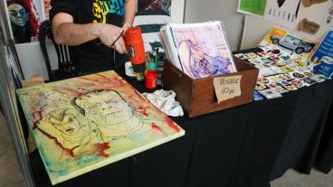 Secando un cuadro recién pintado. (Alan Monzón/Rosario3.com)