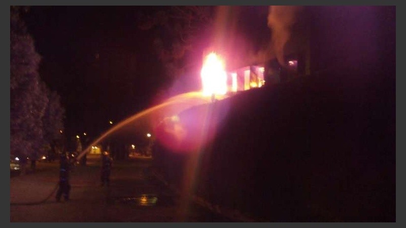Bomberos trabajando en el cuarto en llamas.