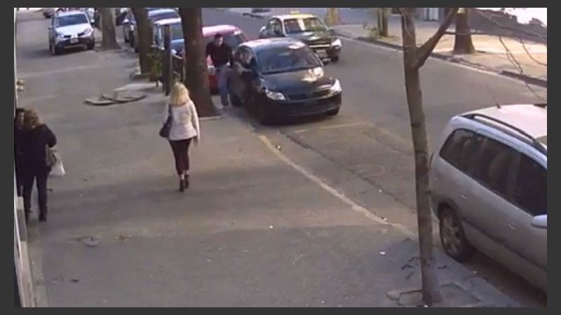 Una captura del video en el momento que el acusado abandona el auto de Zulatto.
