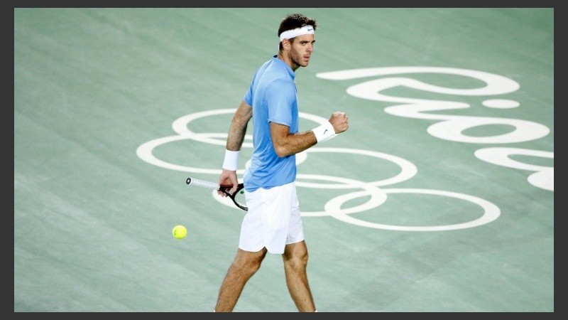 Puño apretado para Delpo en un pasaje favorable del partido.