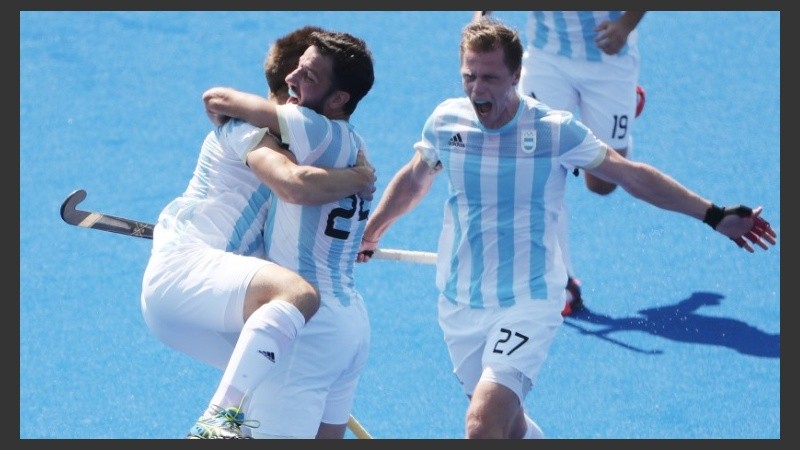 El goleador Peillat se abraza con Rossi y el rosarino Brunet.