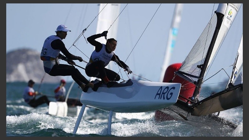 El despliegue de Santiago y Cecilia durante la Medal Race en la bahía Guanabara.