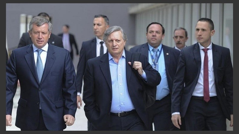 El ministro de Energía al llegar al plenario de comisiones.