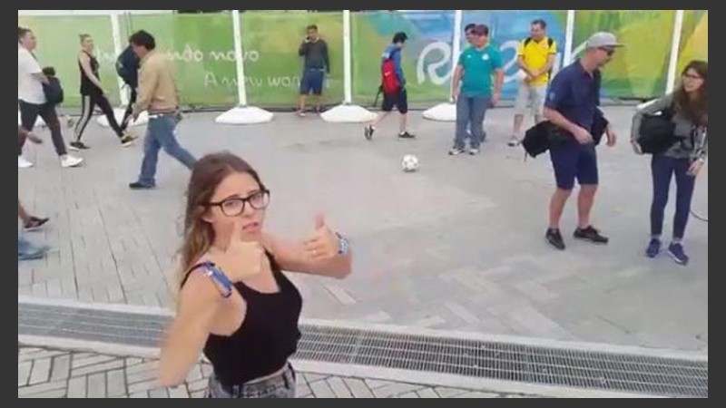 Confiada, Nati se prepara para atajar. 