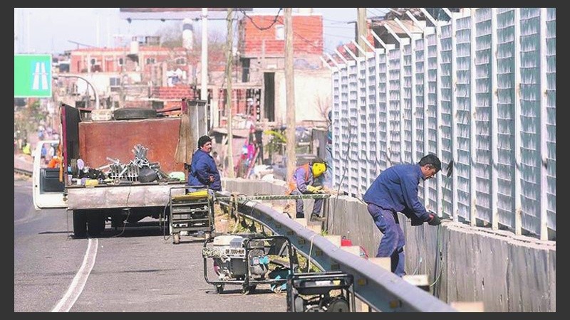 En Buenos Aires ya construyeron cercos en autopista.