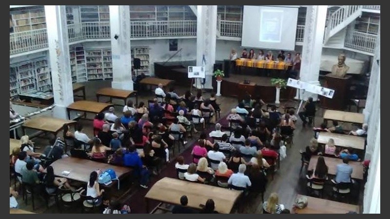 El interior de la biblioteca de Presidente Roca al 700.
