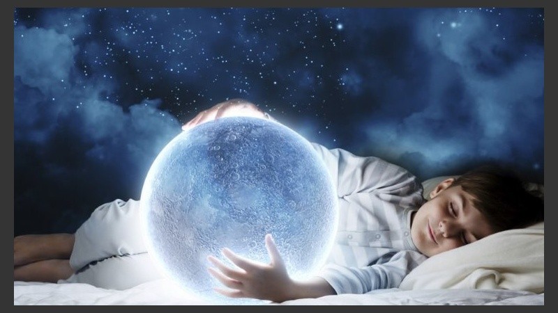 A soñar con esa luna inmensa que atraviesa el cielo aún de noche. 