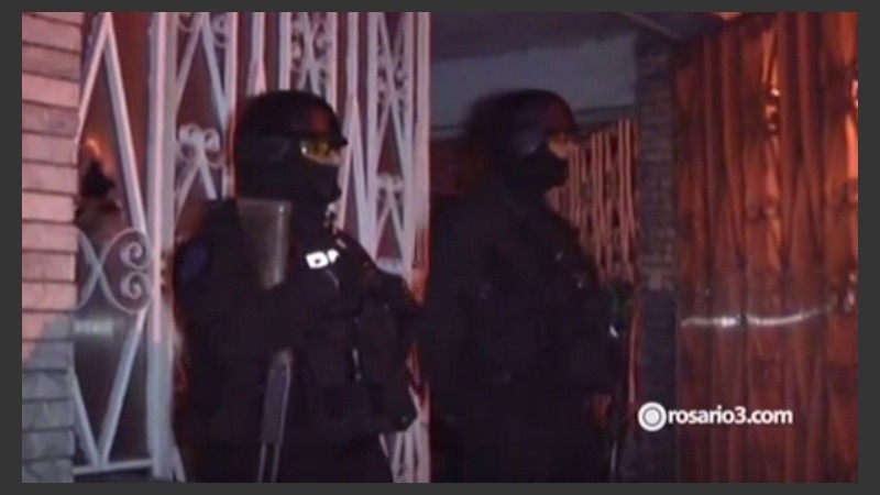 Los agentes apostados en la puerta de la casa donde fue apresado Andrés.