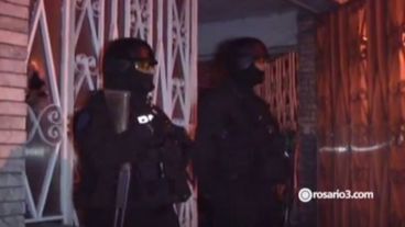 Los agentes apostados en la puerta de la casa donde fue apresado Andrés.