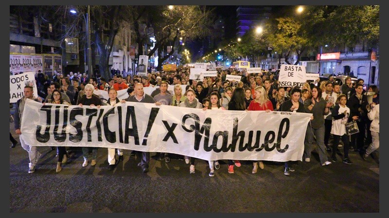 La marcha en pedido de justicia este jueves por la noche. (Alan Monzón/Rosario3.com)