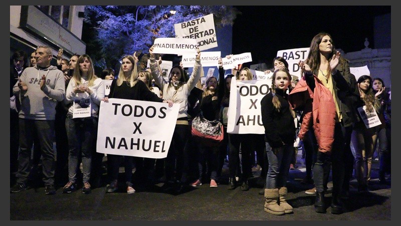 La gente acompañó con gritos, aplausos y carteles. (Alan Monzón/Rosario3.com)