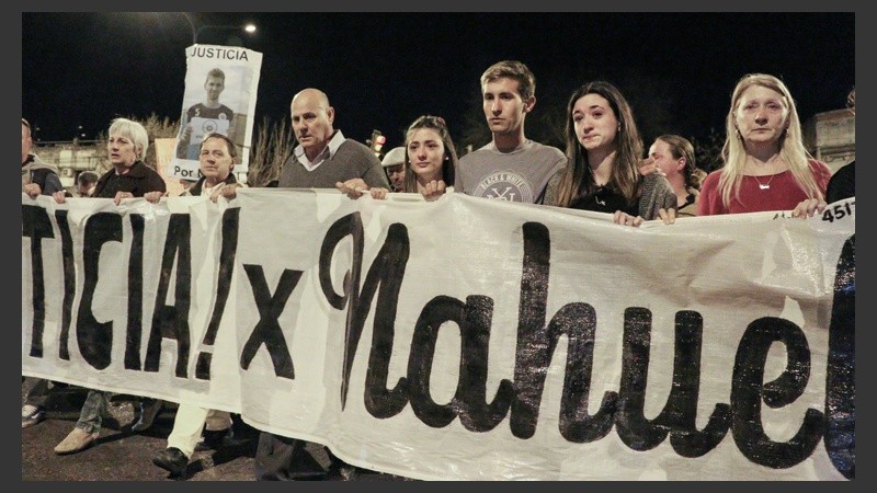 Los familiares de Nahuel encabezaron la marcha con mucho dolor.