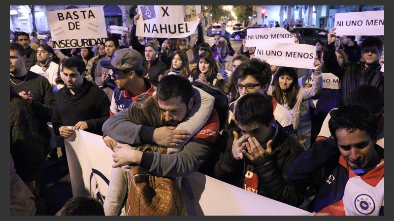 Abrazo emotivo entre amigos de Nahuel en Italia y Pellegrini. (Alan Monzón/Rosario3.com)