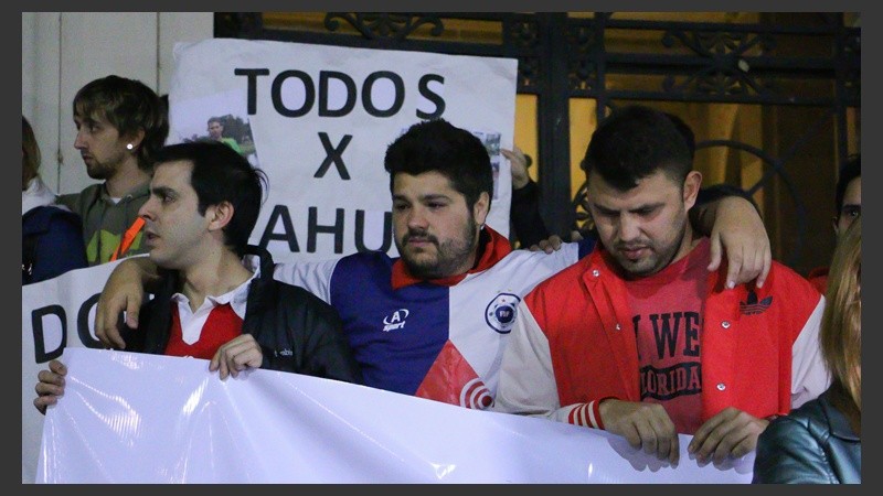Los amigos de fútbol de Nahuel muy apenados por la situación. (Alan Monzón/Rosario3.com)
