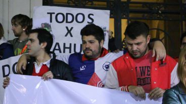 Los amigos de fútbol de Nahuel muy apenados por la situación. (Alan Monzón/Rosario3.com)