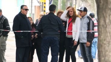 La hija de la víctima junto a vecinos, todos conmovidos por el crimen.