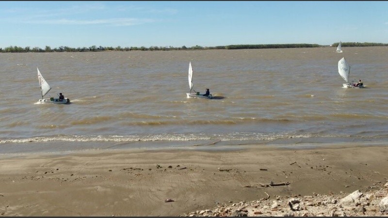 Los futuros herederos de Cecilia Carranza en un día hermoso para navegar.