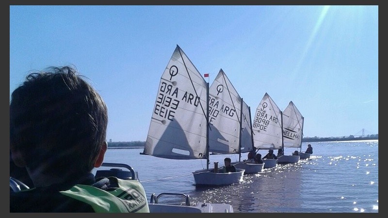 Los futuros herederos de Cecilia Carranza en un día hermoso para navegar.