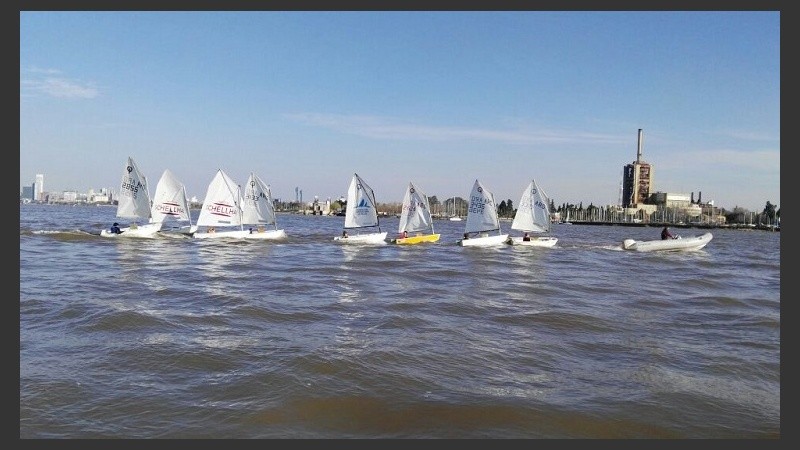 Los futuros herederos de Cecilia Carranza en un día hermoso para navegar.