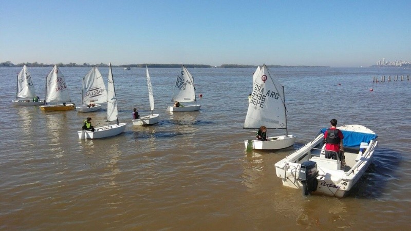 Los futuros herederos de Cecilia Carranza en un día hermoso para navegar.