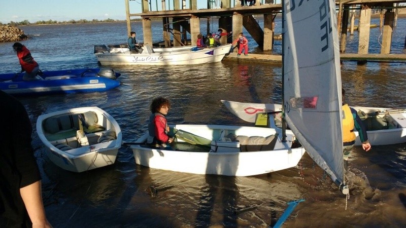 Los futuros herederos de Cecilia Carranza en un día hermoso para navegar.