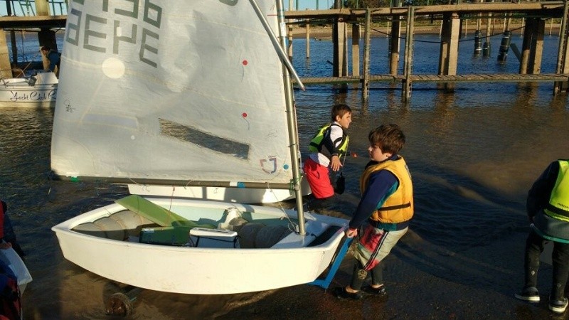 Los futuros herederos de Cecilia Carranza en un día hermoso para navegar.